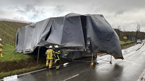 Ein weggewehtes Zelt hat in Bad Kreuznach dazu geführt, dass die Straße im Brückes gesperrt werden musste.