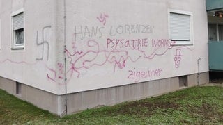 Hakenkreuz-Schmierereien an einer Hauswand in Worms