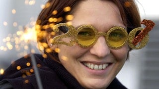 Eine Frau mit 2000er Spaßbrille