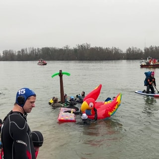 Silvesterabschwimmen der Feuerwehr in Mainz.