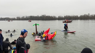 Silvesterabschwimmen der Feuerwehr in Mainz.