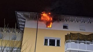 Flammen schlagen in der Silvesternacht aus dem obersten Stock eines Wohnhauses in Wiesbaden.