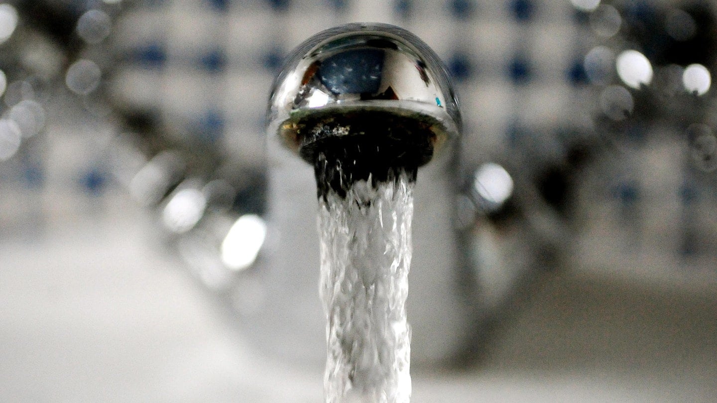 Ein laufender Wasserhahn. In Mainz und Rheinhessen wird das Wasser teurer.