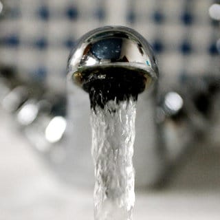 Ein laufender Wasserhahn. In Mainz und Rheinhessen wird das Wasser teurer. 