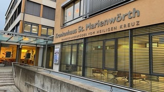 Schriftzug am Krankenhaus Sankt Marienwörth in Bad Kreuznach.