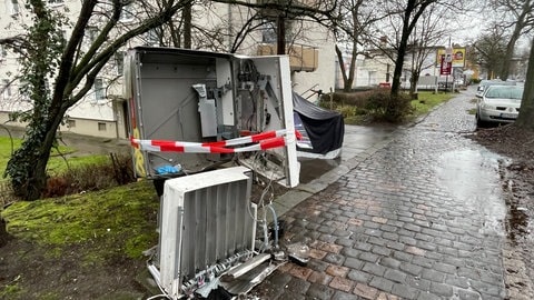 Der gesprengte Zigarettenautomat in Mainz steht offen.