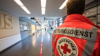 Ein Sanitäter des Deutschen Roten Kreuzes in der Unimedizin Mainz. Die Silvesternacht verlief weitgehend ruhig. 