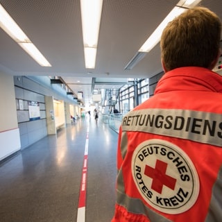 Ein Sanitäter des Deutschen Roten Kreuzes in der Unimedizin Mainz. Die Silvesternacht verlief weitgehend ruhig. 