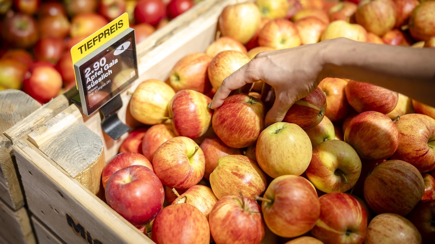 Äpfel in einer Palette im Supermarkt. Die Mainzer Foodsharer konnten viele Lebensmittel retten.