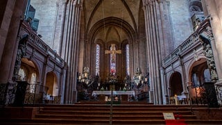 Ein Mann hat im Mainzer Dom während des Gottesdienstets zwei Mal randaliert. 