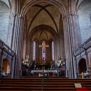 Ein Mann hat im Mainzer Dom während des Gottesdienstets zwei Mal randaliert. 