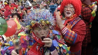 Zwei als Clowns verkleidete Frauen trinken Schnaps: Mit wieviel Promille und wie doll verkleidet darf man wählen gehen?