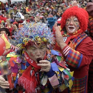 Zwei als Clowns verkleidete Frauen trinken Schnaps: Mit wieviel Promille und wie doll verkleidet darf man wählen gehen?