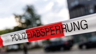 Flatterband mit der Aufschrifft "Absperrung": Die Polizei hat in Worms die Straße vor der Jugendarrestanstalt abgesperrt, weil dort ein verdächtiger Brief eingegangen war. 