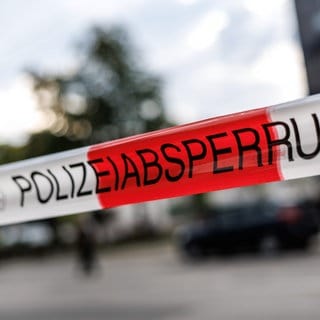 Flatterband mit der Aufschrifft "Absperrung": Die Polizei hat in Worms die Straße vor der Jugendarrestanstalt abgesperrt, weil dort ein verdächtiger Brief eingegangen war. 