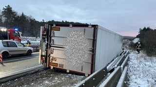 Nach einem Lkw-Unfall muss die A61 bei Rheinböllen gesperrt werden.