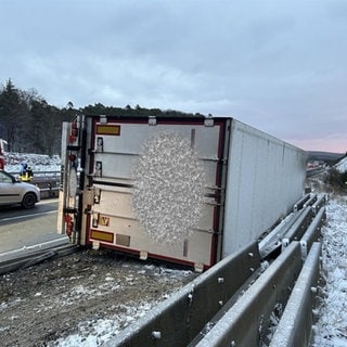 Nach einem Lkw-Unfall muss die A61 bei Rheinböllen gesperrt werden.