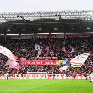 Logo in der Fankurwe in der MEWA-Arena " Gemeinsam fuer Erinnerung und Vielfalt". Mainz 05 erinnert an den Holocaust-Gedenktag. Organisiert von der Initiative "!NieWieder". 