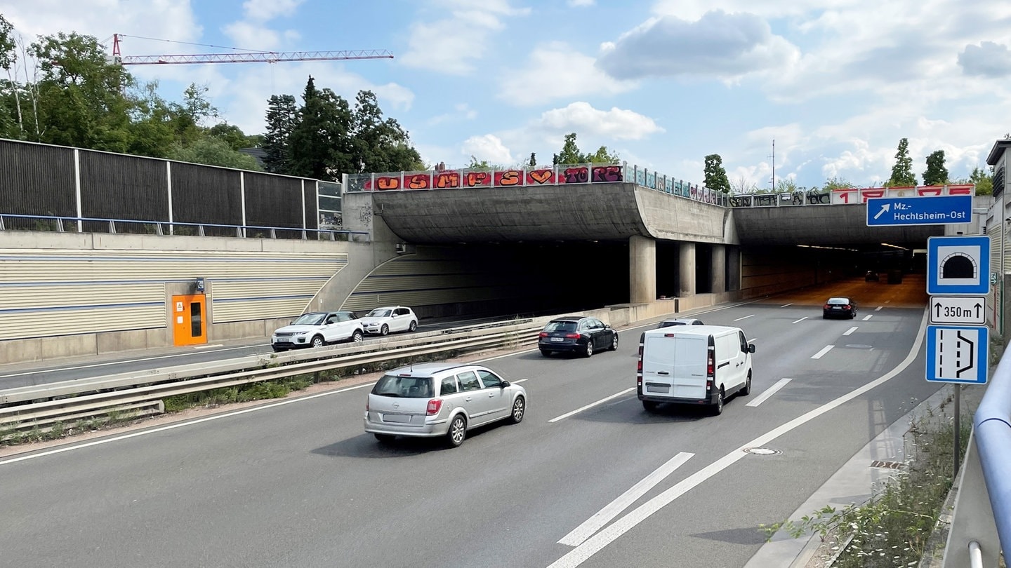 Die Einfahrt in den Hechtsheimer Tunnel auf der A60 bei Mainz.