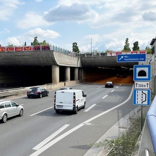 Die Einfahrt in den Hechtsheimer Tunnel auf der A60 bei Mainz.