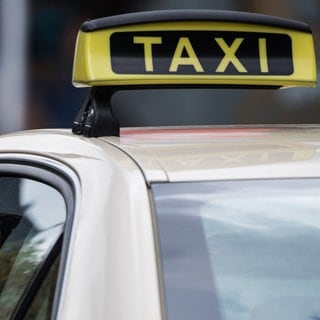 "Taxi"-Schild auf einem Auto in Mainz - die Polizei hatte bei Taxikontrollen viel zu beanstanden. 