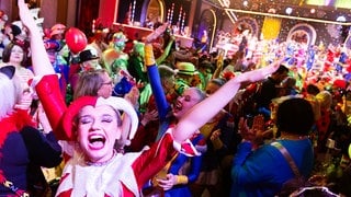 Tänzerinnen ziehen bei der Fastnachtssitzung „Mainz bleibt Mainz, wie es singt und lacht“ aus dem Saal aus. Jetzt ist die Hochzeit der Saalfastnacht