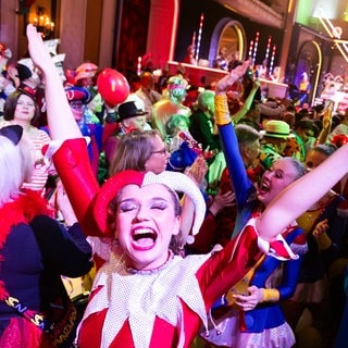 Tänzerinnen ziehen bei der Fastnachtssitzung „Mainz bleibt Mainz, wie es singt und lacht“ aus dem Saal aus. Jetzt ist die Hochzeit der Saalfastnacht