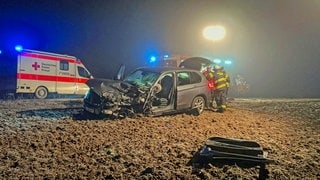 Zwischen Wackernheim und Mainz-Finthen wurden zwei Menschen bei einem Unfall schwer verletzt. 