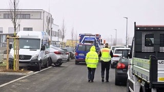 Nach einem tödlichen Arbeitsunfall in Nieder-Olm sind Polizei und THW vor Ort.