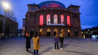 Junge Menschen stehen vor dem Staatstheater Mainz. Für Studierende der Mainzer Universität gibt es dort vorerst keine fast kostenlosen Tickets mehr