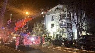 In diesem Haus in Mainz-Kostheim hat es gestern Nacht gebrannt. Die Feuerwehr konnte vier Personen retten.