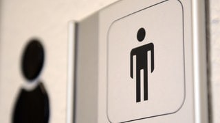 Ein Schild Herren-Toilette: 90-Jähriger in Mainz wurde versehentlich in einem Kaufhaus eingesperrt (Symbolbild)