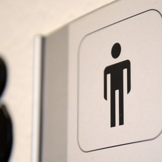 Ein Schild Herren-Toilette: 90-Jähriger in Mainz wurde versehentlich in einem Kaufhaus eingesperrt (Symbolbild)