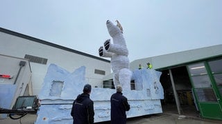 TÜV Mitarbeiter begutachten einen Wagen der "Eiskalten Brüder". 