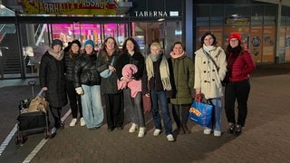 Eine Gruppe von jungen Erwachsenen verteilt regelmäßig Kleidung und Essen an Mainzer Wohnungslose.