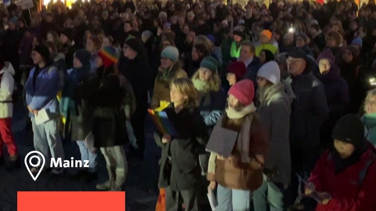 Am Donnerstagabend haben sich in Mainz hunderte Menschen auf dem Domplatz versammelt und gemeinsam für die Demokratie gesungen. Die Demonstration stand unter dem Motto: 