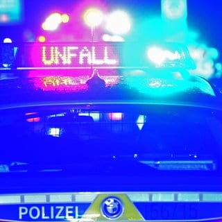 Auf der A61 bei Bingen ist in der Nacht ein Auto auf ein Polizeiauto und auf einen LKW aufgefahren. (Symbolbild)