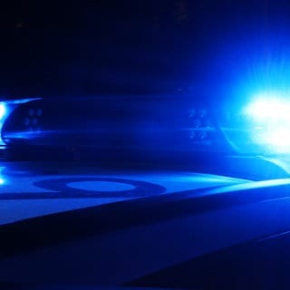 Das Blaulicht der Polizei in der Nacht. Immer wieder kommt es zu Verfolgungsjagden bei hohem Tempo.