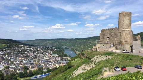 Sicht auf Bernkastel-Kues mit der Burgruine Landshut und Weinreben