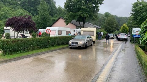 Die Hochwasser-Lage in der Eifel spitzt sich zu - wie hier am Campingplatz in Oberweis im Eifelkreis Bitburg-Prüm.