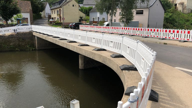 Die Geländer der Brücke in Wißmannsdorf wurden nach der Überflutung provisorisch gesichert