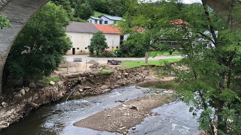 Auch die Nims hatte Hochwasser und hat bei Irrel einige Hänge weggespült