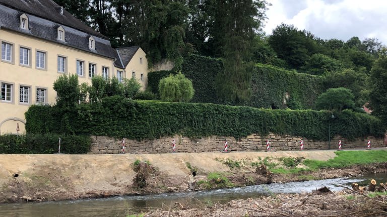 Nun ist die Straße von Holsthum in Richtung Echternach wieder geöffnet. Sie wurde komplett unterspült und musste deshalb gesperrt werden