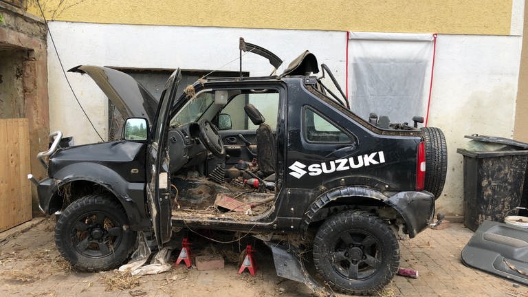 Auch dieses Auto bei Holsthum wurde überflutet - Die Menschen erzählen, dass sie müde sind. Ausruhen konnten die Betroffenen sich bis jetzt noch nicht, so bleibt, dann auch mal wochenlang ein weggespültes Auto stehen bis die Besitzer die Zeit finden sich darum zu kümmern. 