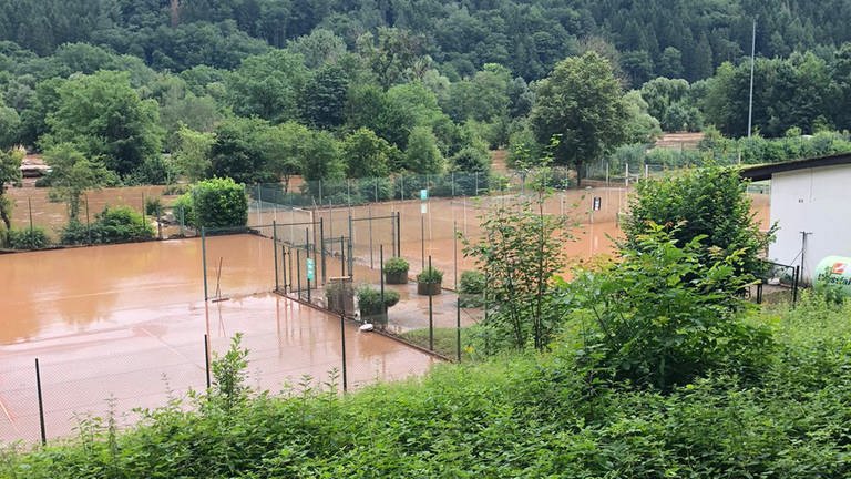 Auf dem Tennisplatz in Kordel stand Mitte Juli das Wasser 1,30 Meter hoch