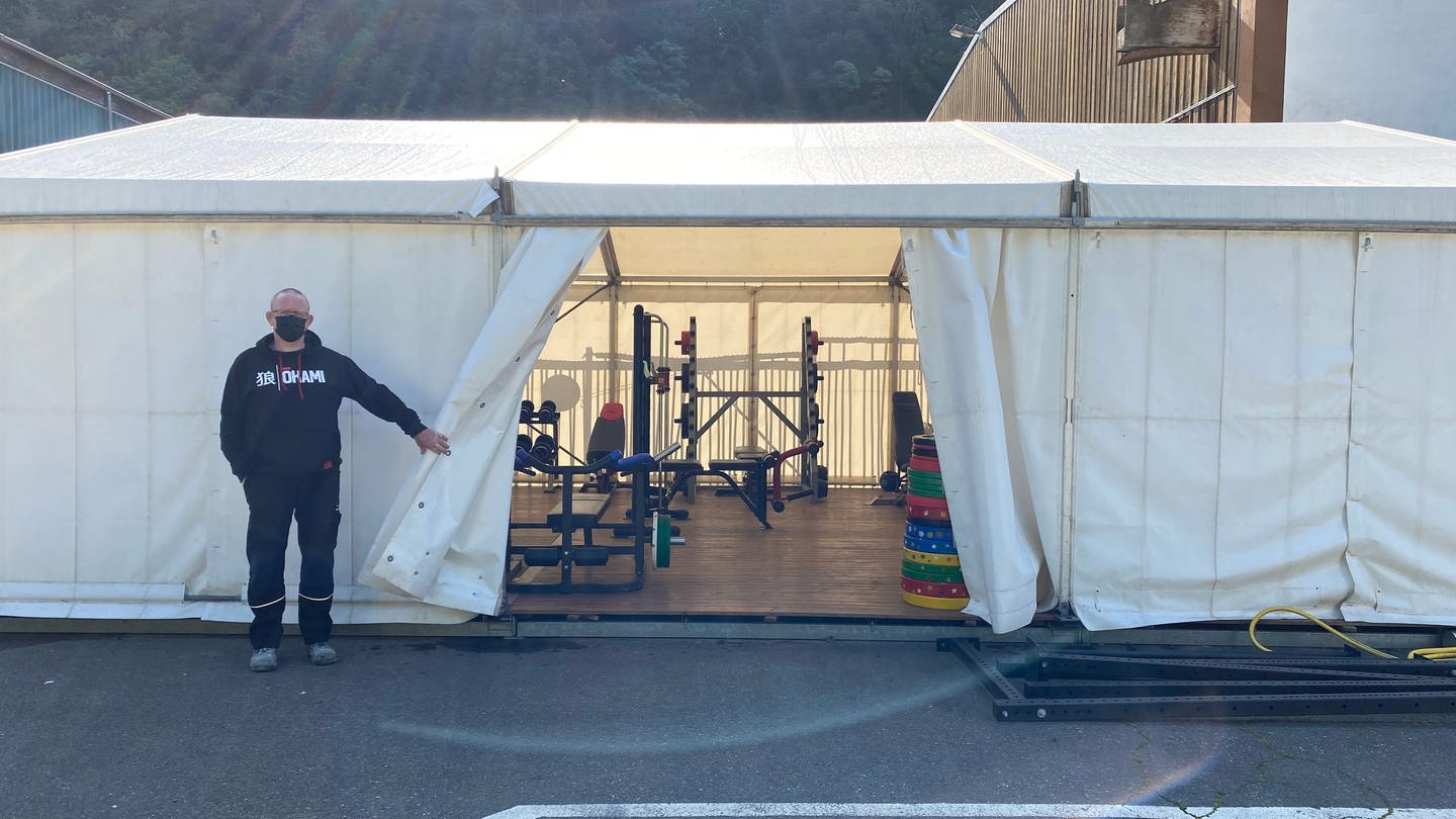 In einem Zelt im Hof des Vereinshauses von Akitafit kann jetzt trainiert werden.