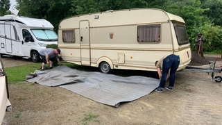 Auf dem Campingplatz in Oberweis in der Eifel müssen die Vorzelte schnell abgebaut werden wegen des Hochwassers.