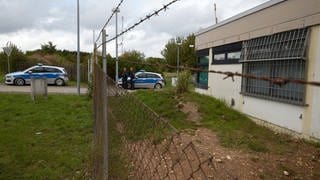 Polizisten sichern das Gelände eines ehemaligen Nato-Bunkers in Traben-Trarbach