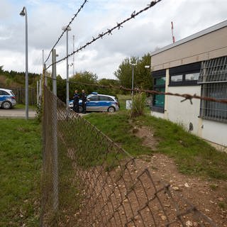 Polizisten sichern das Gelände eines ehemaligen Nato-Bunkers in Traben-Trarbach