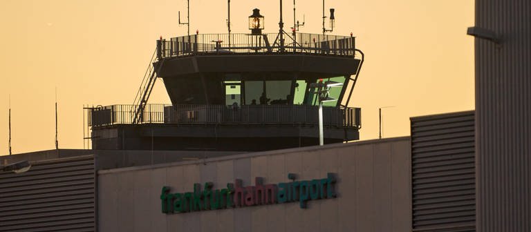 Der Tower des Flughafens Hahn (Foto: dpa Bildfunk, Picture Alliance)